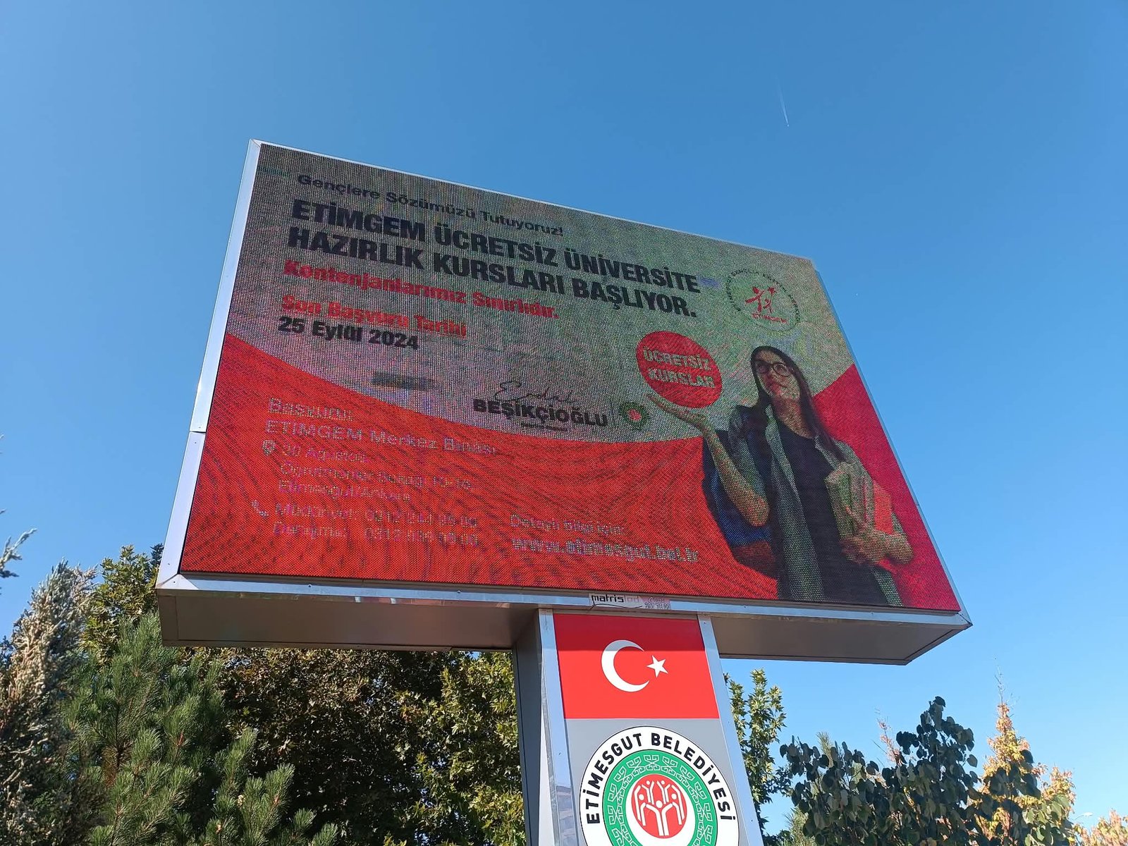 LED totem ekranında belediye duyurusunun yakın görünümü.