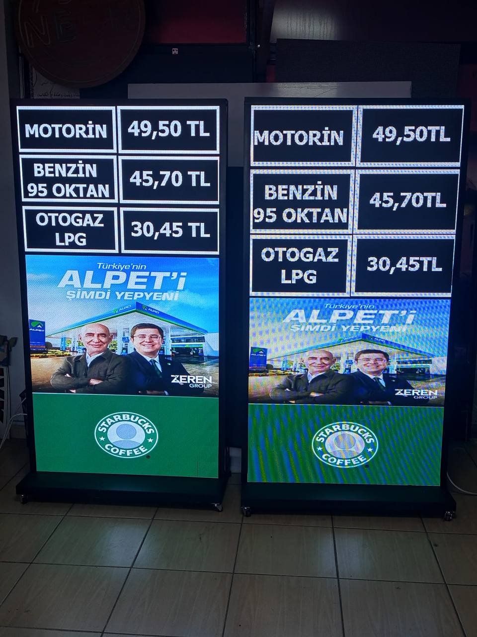 Yan yana duran iki dikey LED panoda motorin, benzin ve LPG fiyatı örnekleri.