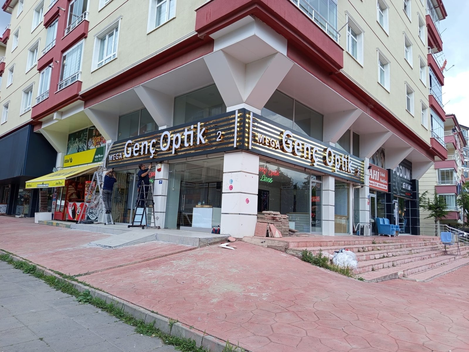 Genç Optik mağazası cephe tabela uygulaması