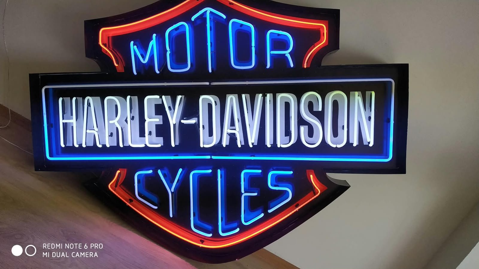 Harley-Davidson cam neon tabelasında tüp ve harf detayları