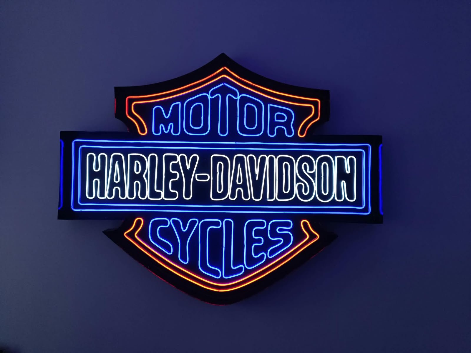 Mavi, beyaz ve turuncu cam neonla Harley-Davidson logo uygulaması