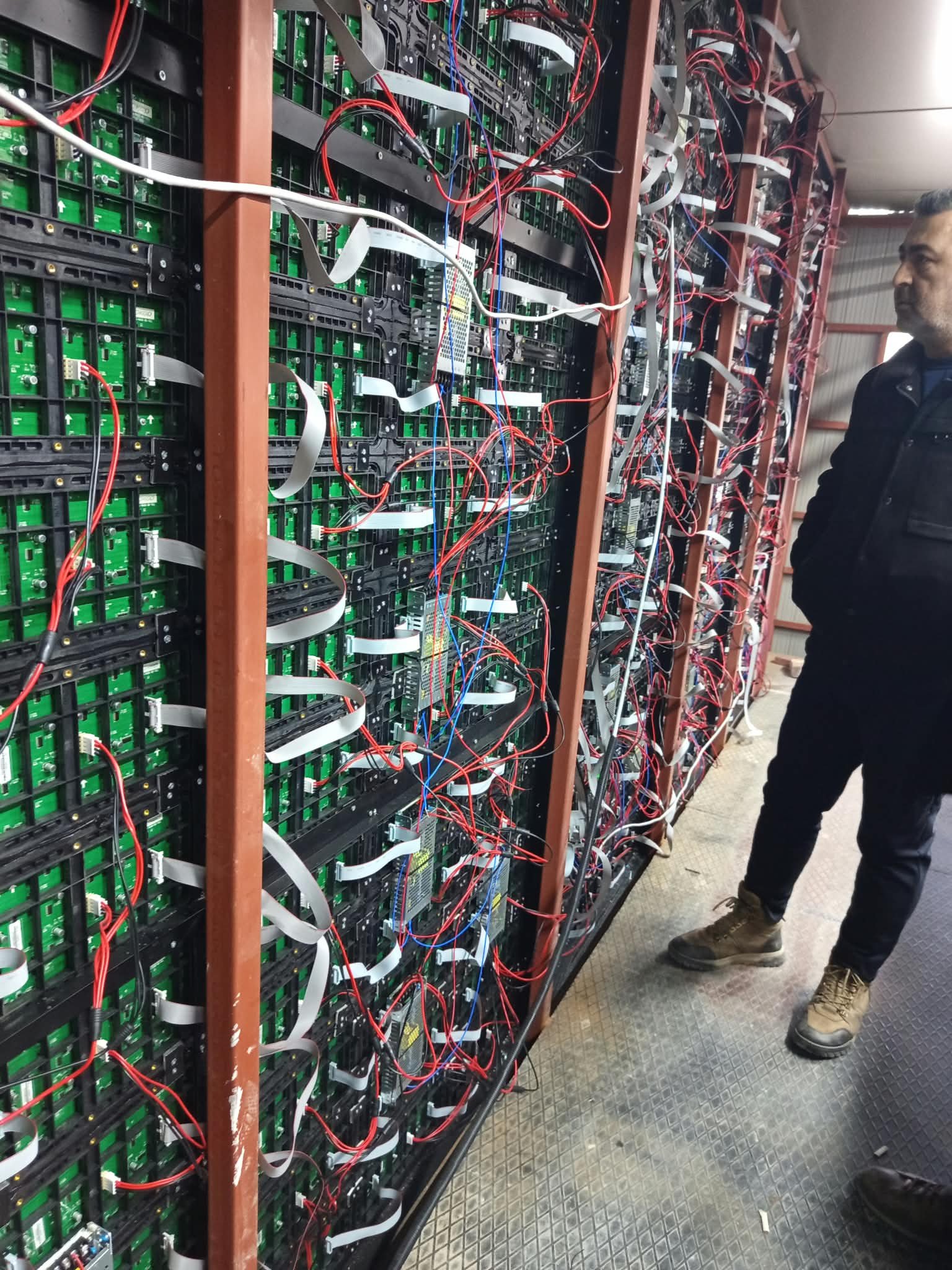 LED modüllerinin arka yüzü, veri kabloları ve güç bağlantılarının atölyedeki görünümü.