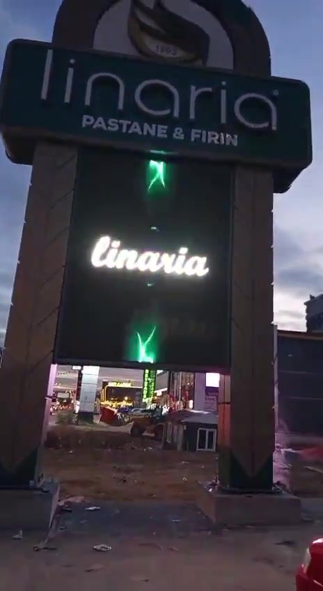 Linaria totemine entegre LED ekranın çalışır görünümü.