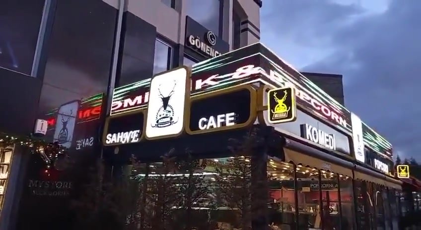 Kafe cephesinde ışıklı harfler ve dijital şerit ekran